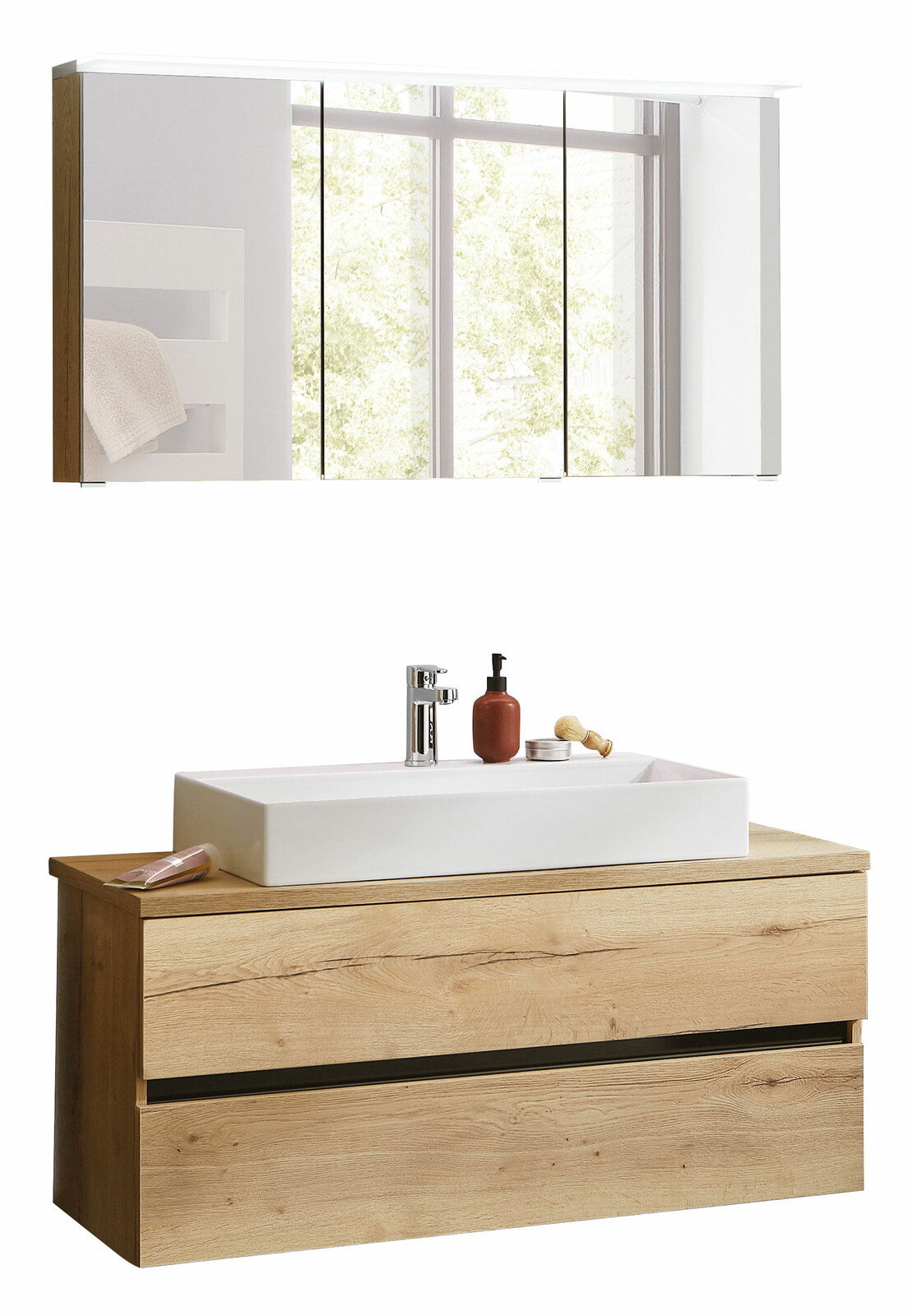 Moderne Badkombination mit Holzoptik und Spiegel, Frontansicht