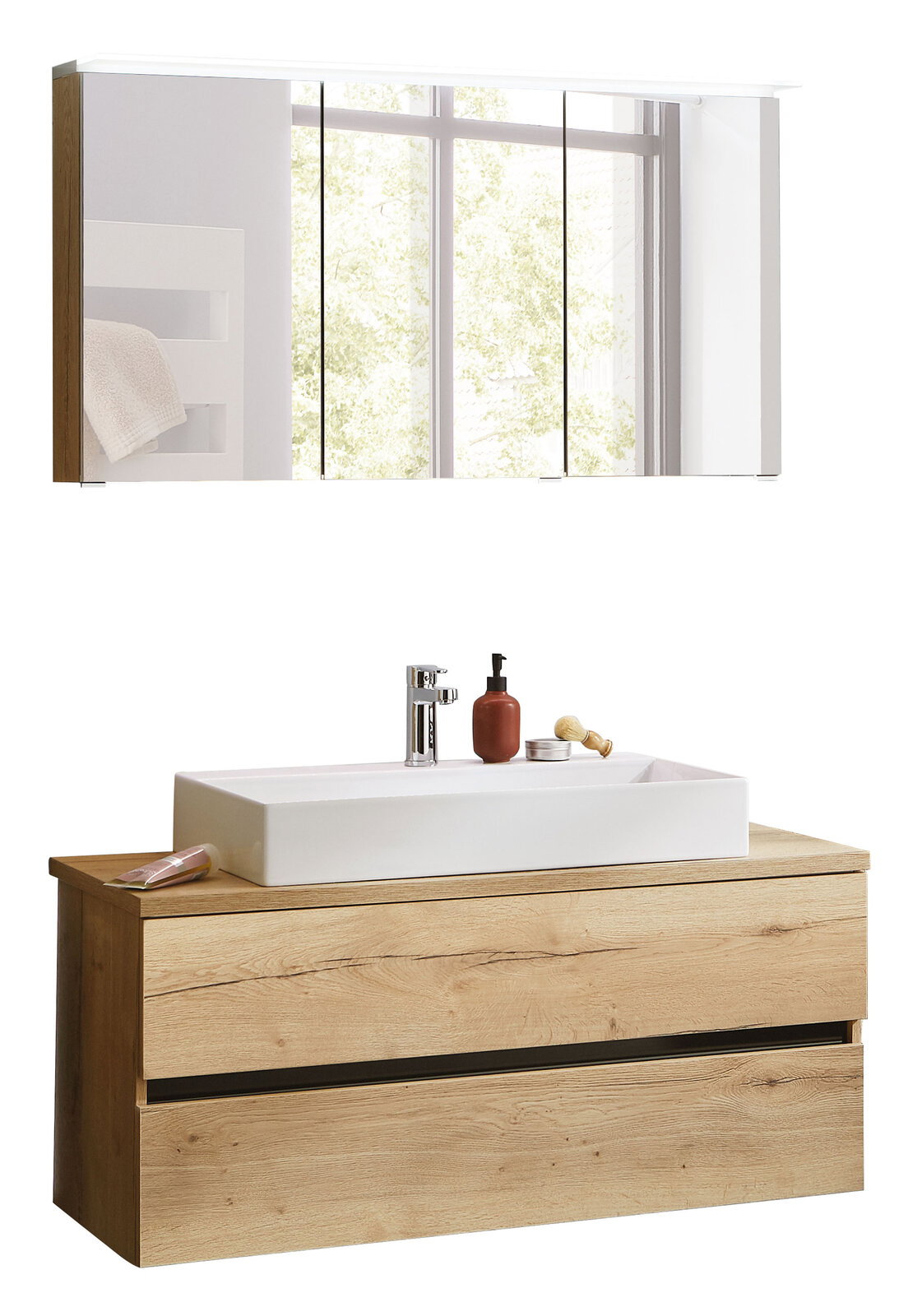 Moderne Badkombination mit Holzoptik und Spiegel, Frontansicht