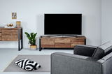 TV-Möbel aus Holz mit Metallakzenten, frontal betrachtet, in einem modernen Wohnzimmer mit grauem Sofa und dekorativen Elementen.
