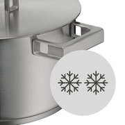 Nahaufnahme eines Topfes aus Edelstahl mit Deckel und Griffen, Teil des WMF Ultimate Cool Topf-Sets, mit einem Symbol für Kühleigenschaften.