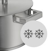 Nahaufnahme eines Topfes aus Edelstahl mit Deckel und Griffen, Teil des WMF Ultimate Cool Topf-Sets, mit einem Symbol für Kühleigenschaften.