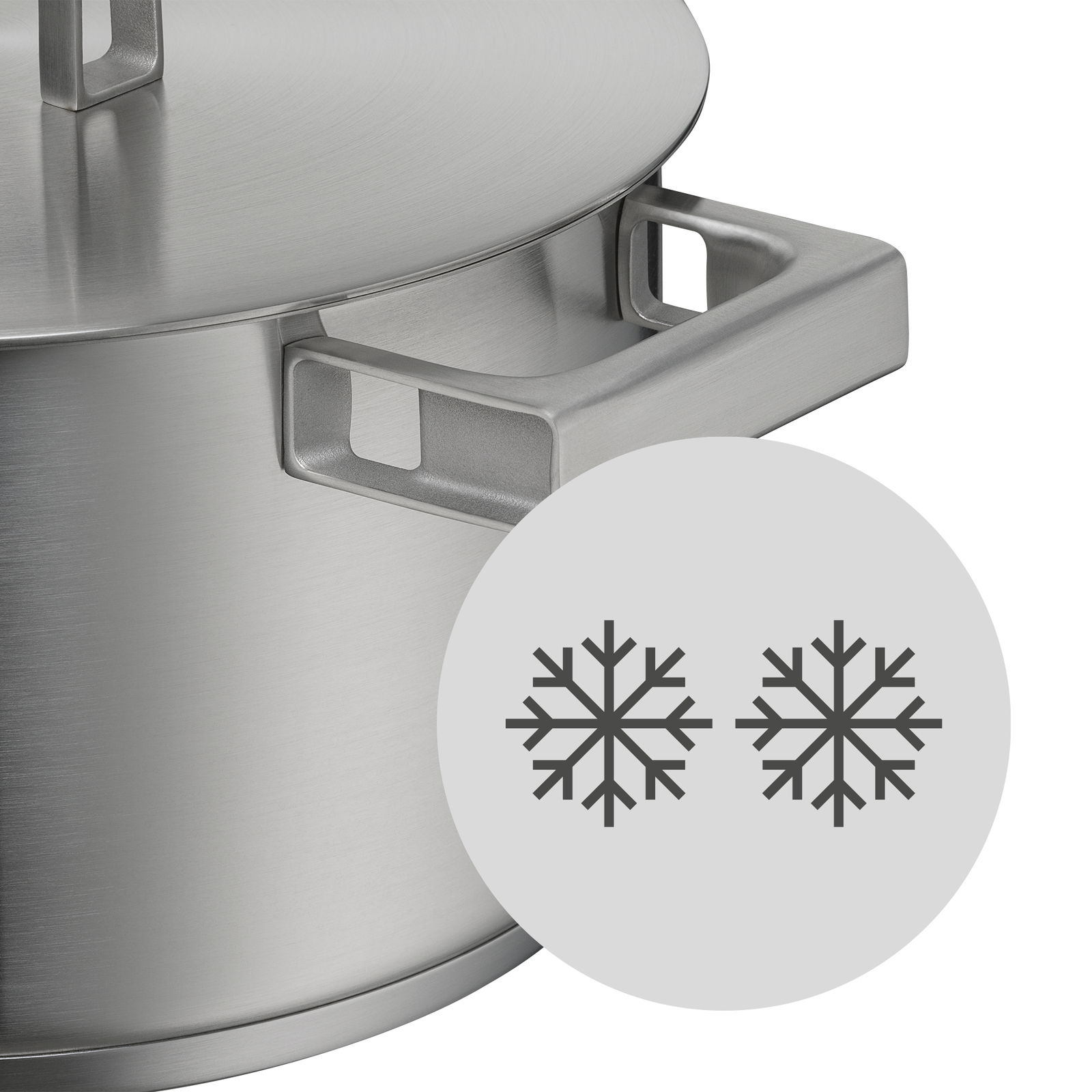 Nahaufnahme eines Topfes aus Edelstahl mit Deckel und Griffen, Teil des WMF Ultimate Cool Topf-Sets, mit einem Symbol für Kühleigenschaften.
