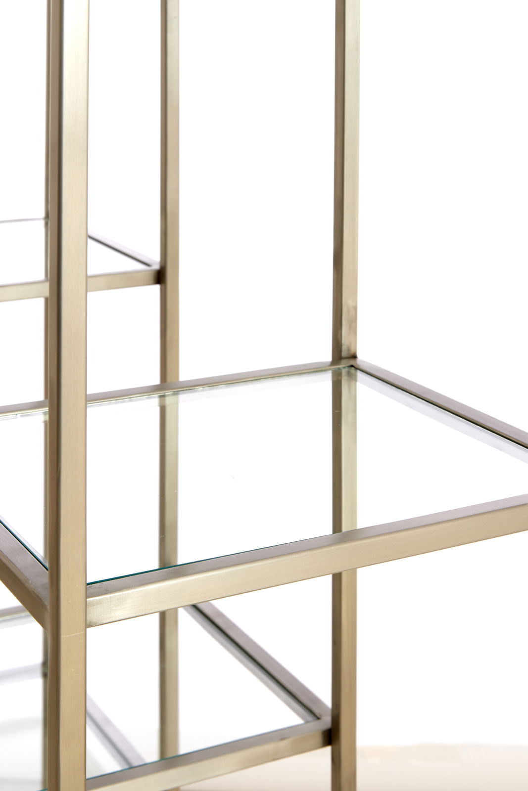 Light&Living Standregal PIUAR Nahaufnahme eines modernen Standregals mit Glasböden und Metallrahmen, seitliche Perspektive