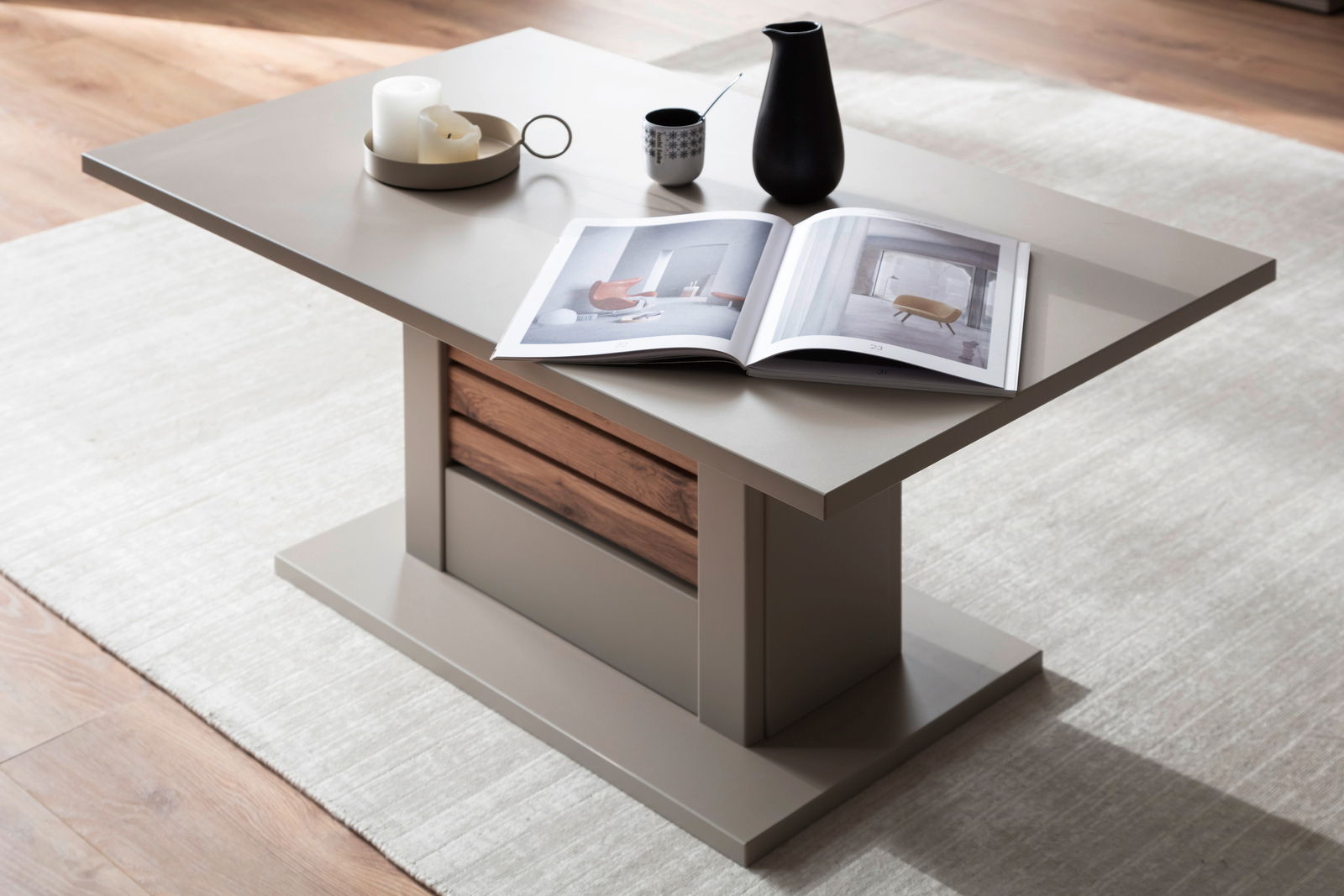 Zurbrüggen Couchtisch LÜTTICH Moderner Couchtisch in Holzoptik mit Dekorationen, aus seitlicher Perspektive fotografiert.