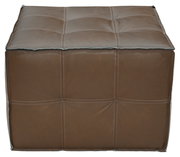 Brauner, quadratischer Hocker aus Leder mit gestepptem Muster, Frontalansicht