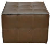 Brauner, quadratischer Hocker aus Leder mit gestepptem Muster, Frontalansicht