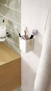 Wandmontierte Aufbewahrungsbox im Badezimmer, gefüllt mit Zahnbürsten und Kosmetikpinseln, seitliche Perspektive