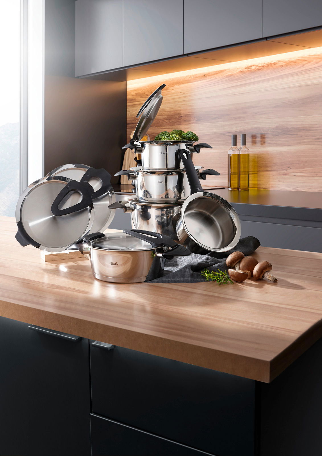 Fissler Topfset Intensa 5-tlg. matt Topfset Intensa 5-tlg. in moderner Küche, seitliche Perspektive