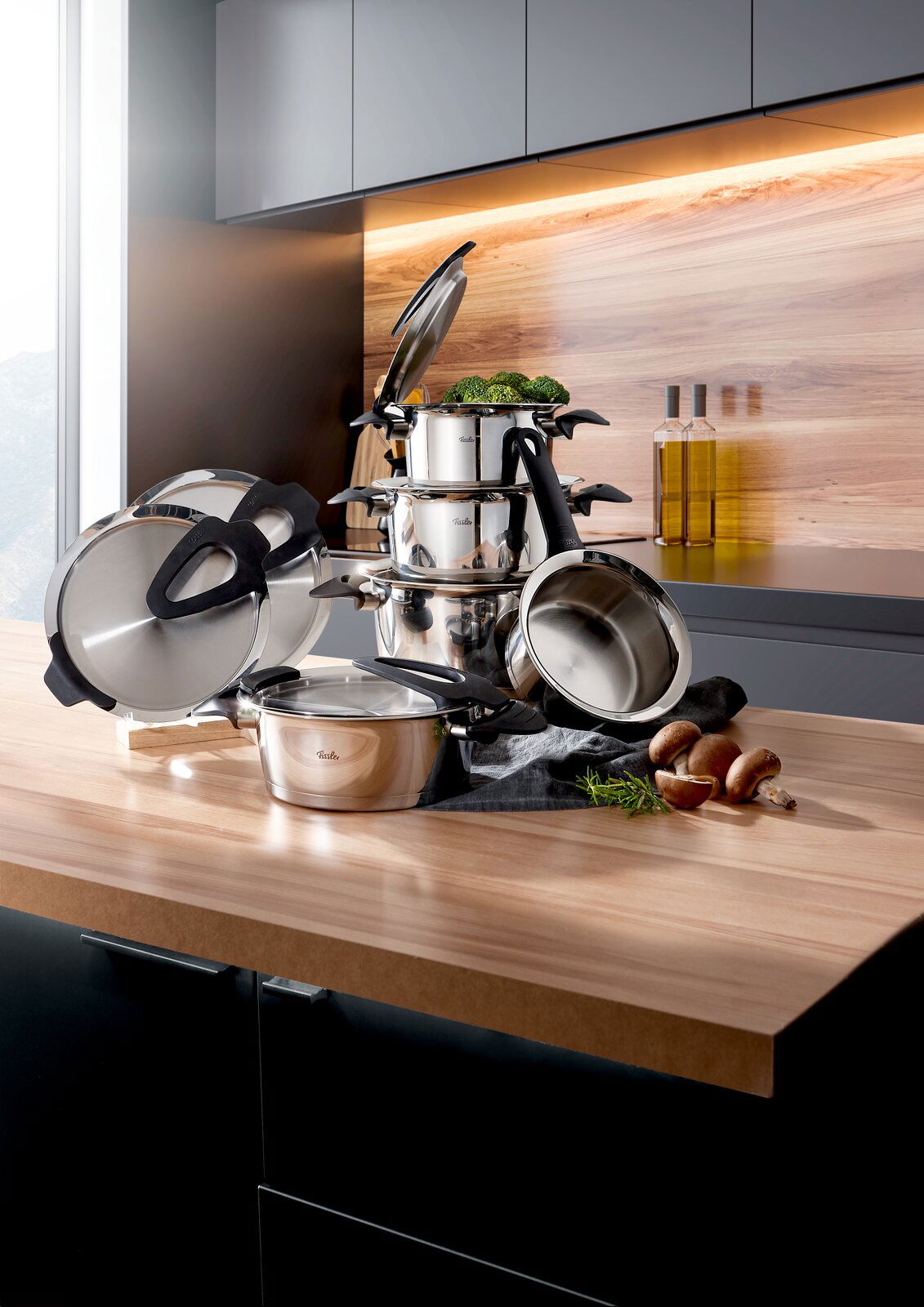 Topfset Intensa 5-tlg. in moderner Küche, seitliche Perspektive