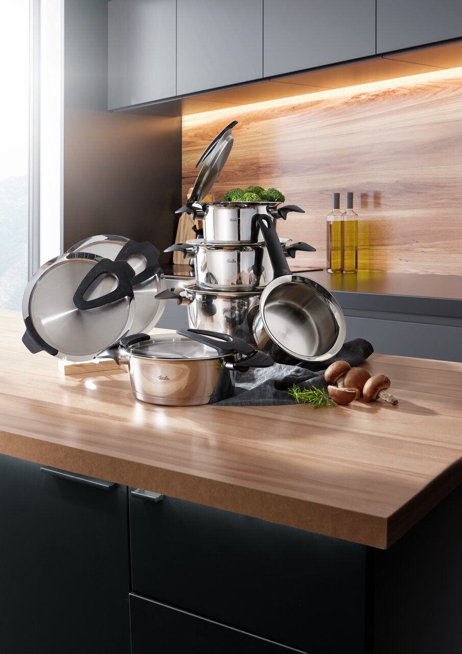 Fissler Topfset Intensa 5-tlg. matt Topfset Intensa 5-tlg. in moderner Küche, seitliche Perspektive