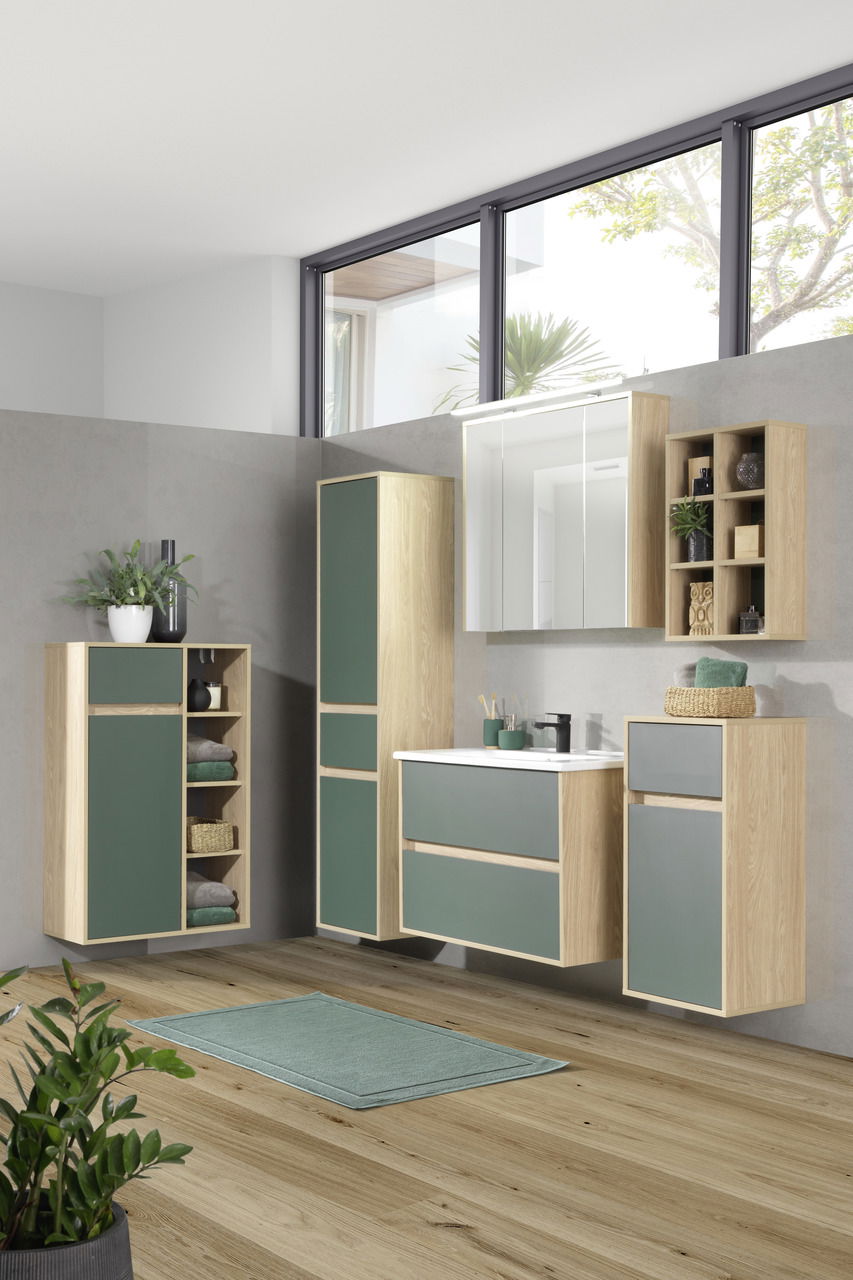 Modernes Badezimmer mit Holzregalen und grünen Fronten, seitliche Perspektive