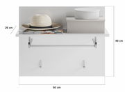 Weißes Paneel mit Hut, Boxen und Zeitschriften, frontal betrachtet. Maße: 60 cm Breite, 49 cm Höhe, 26 cm Tiefe.