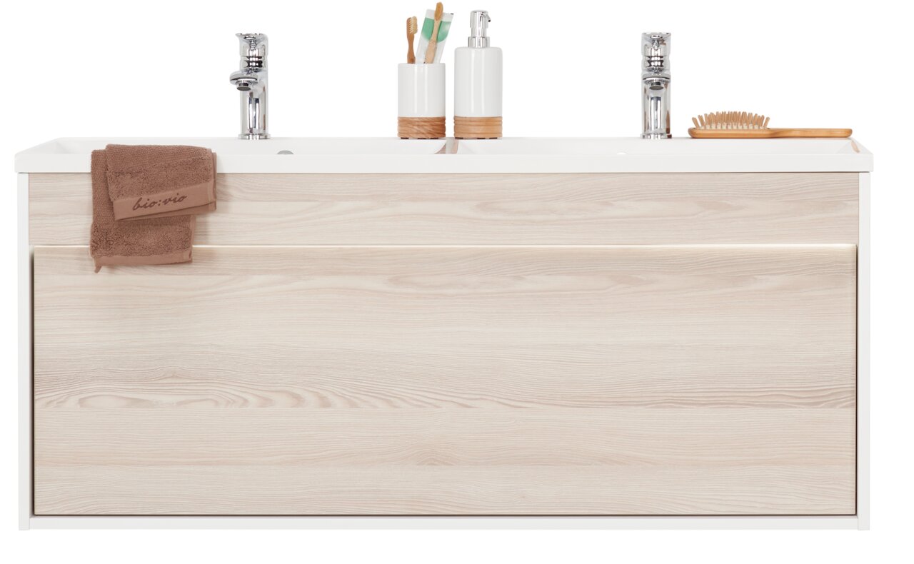 Moderner Waschplatz mit zwei Wasserhähnen, Holzoptik und Accessoires, Frontalansicht