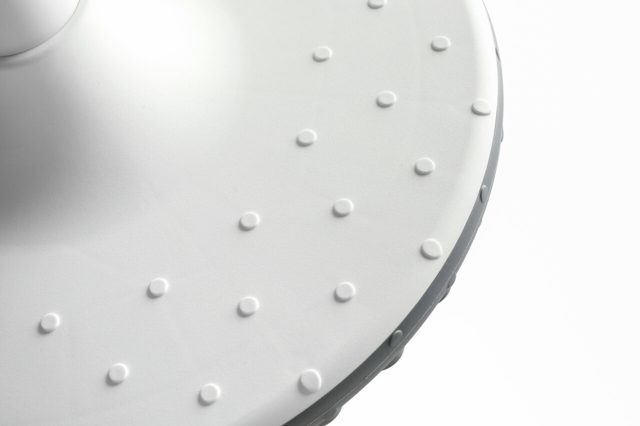 Nahaufnahme der strukturierten Oberfläche eines Schwinghockers, von oben betrachtet.