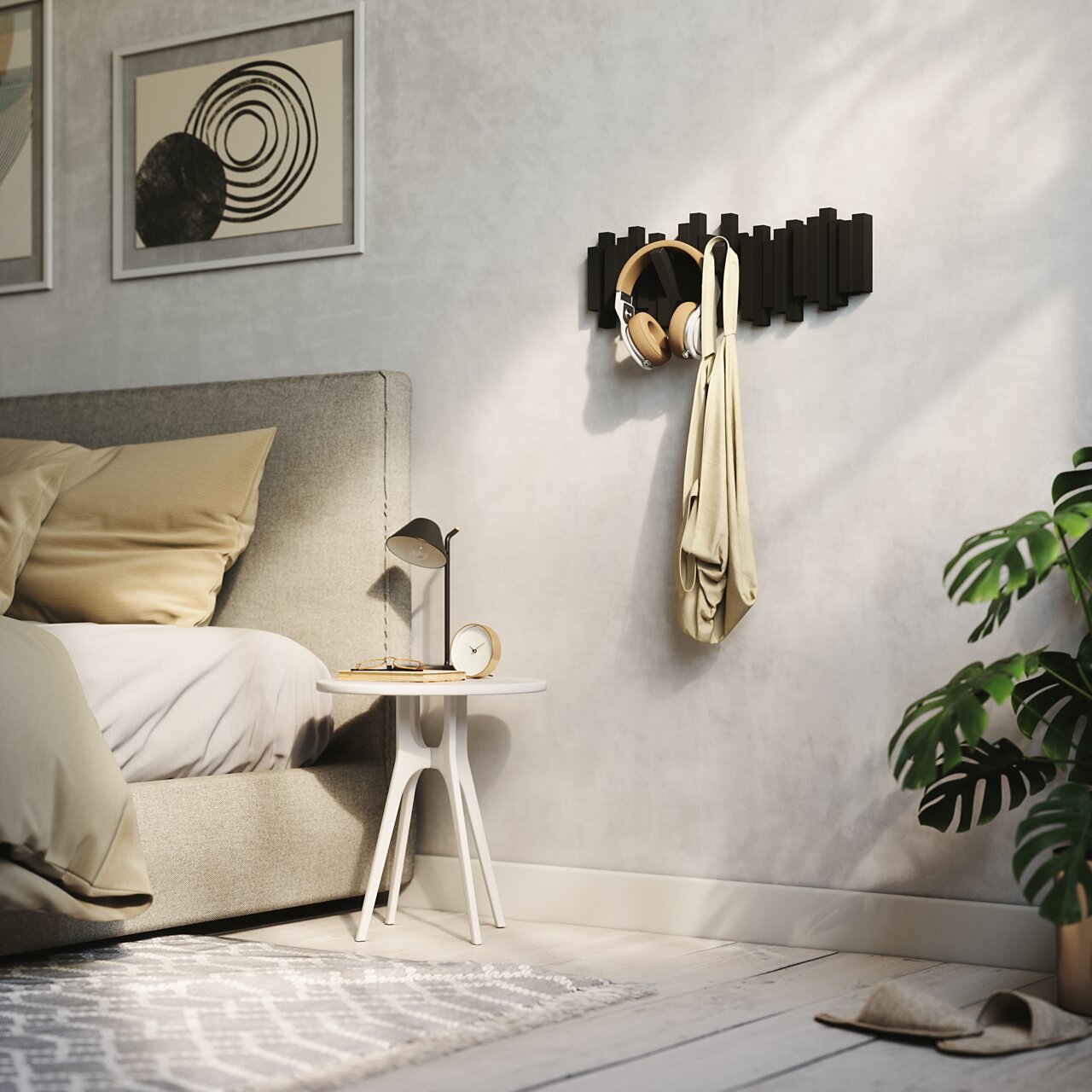 Moderne Wandgarderobe Umbra STICKS in einem stilvollen Schlafzimmer, seitliche Perspektive, mit Kopfhörern und einem Schal behängt.