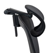 Nahaufnahme der Rückenlehne und Kopfstütze eines schwarzen Drehstuhls mit modernem Design.