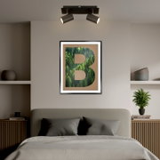 LED-spot met twee lampen in een modern ontwerp, aan het plafond boven een stijlvol ingerichte slaapkamer met een groot schilderij aan de muur. Aanzicht van voren.
