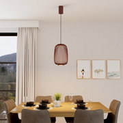 Braune Pendelleuchte mit ovalem, offenem Lamellenschirm über einem Esstisch in modernem Esszimmer, frontale Ansicht auf das Produkt