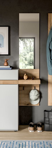 Modernes Garderoben-Set im Flur mit Spiegel, Holzablage, Haken und weißem Schrank, frontal aus Augenhöhe fotografiert