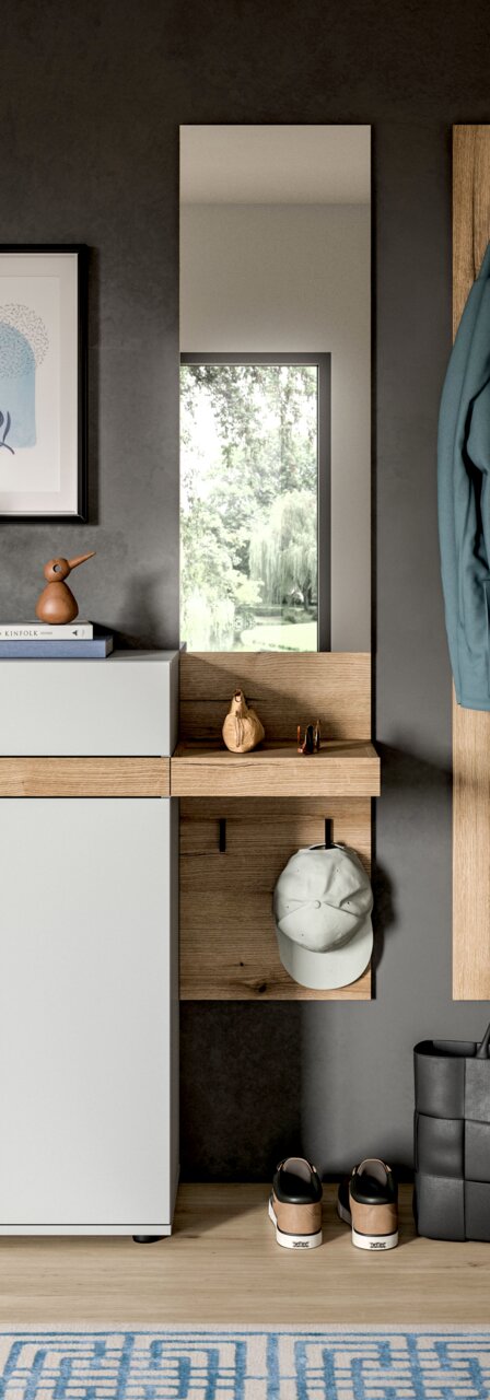 Modernes Garderoben-Set im Flur mit Spiegel, Holzablage, Haken und weißem Schrank, frontal aus Augenhöhe fotografiert
