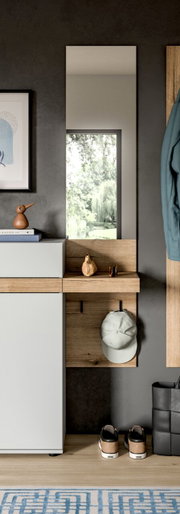 Modernes Garderoben-Set im Flur mit Spiegel, Holzablage, Haken und weißem Schrank, frontal aus Augenhöhe fotografiert