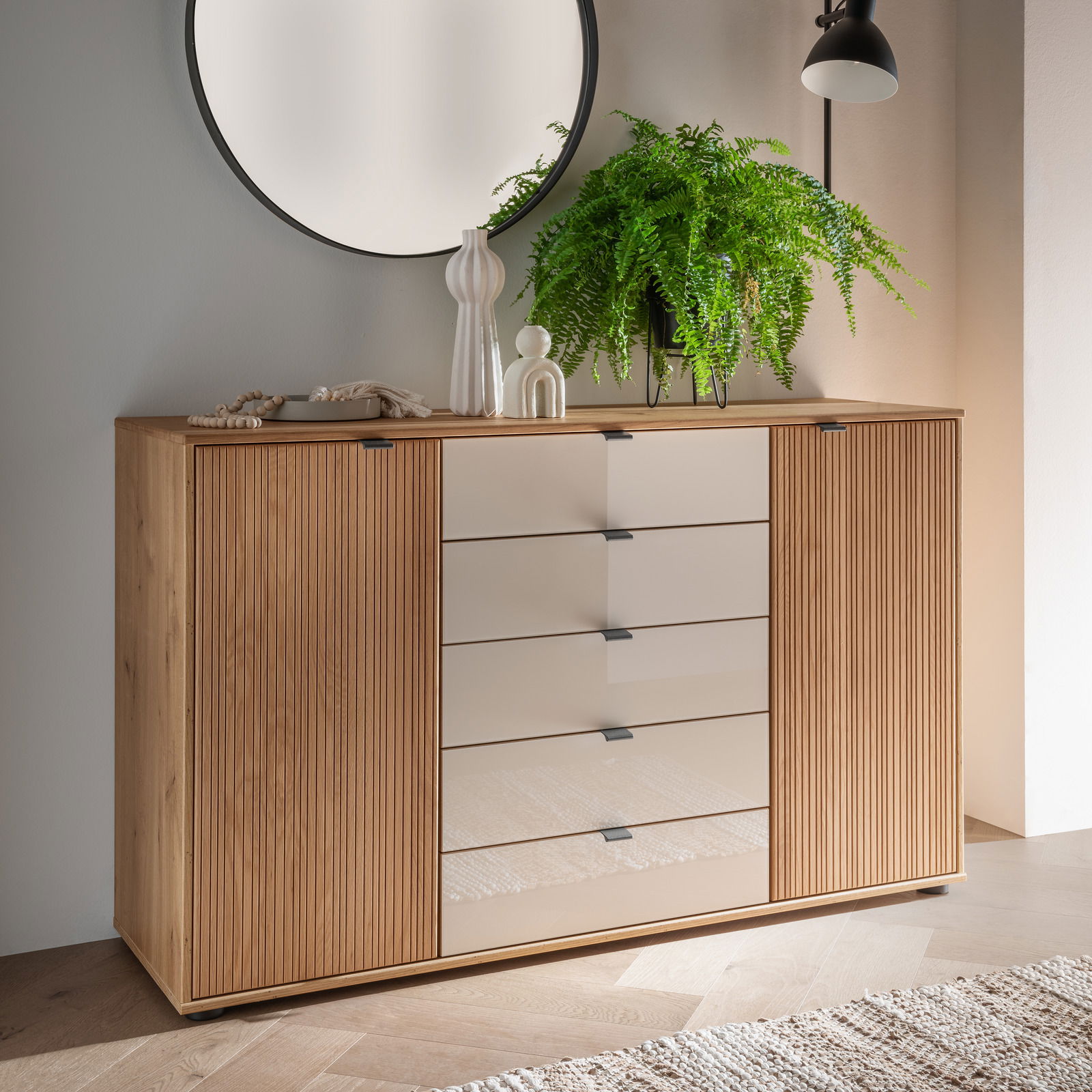 Venda Kombikommode NEW YORK Kombikommode aus Holz mit modernen, glatten Schubladenfronten, dekoriert mit Pflanzen und Accessoires, seitliche Perspektive
