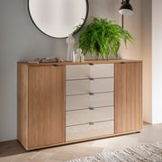 Kombikommode aus Holz mit modernen, glatten Schubladenfronten, dekoriert mit Pflanzen und Accessoires, seitliche Perspektive