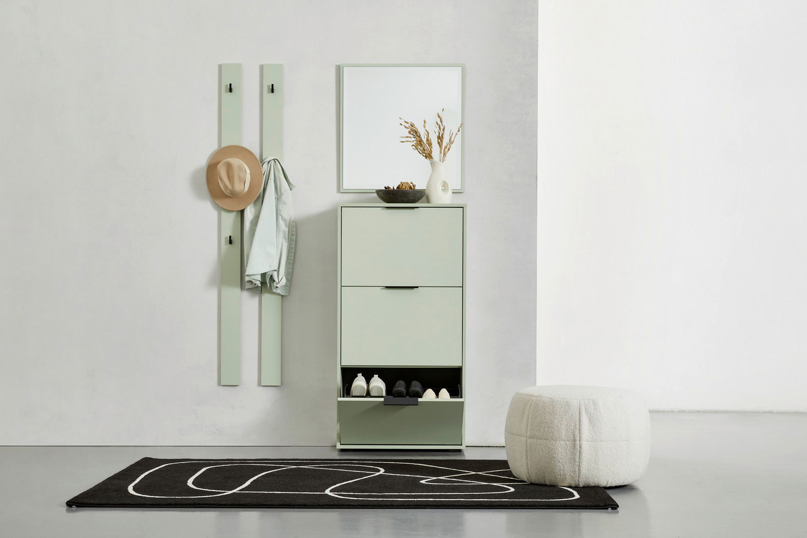 Hom´in Garderobenpaneel-Set lang JOLLY Moderner Eingangsbereich mit mintgrünem Schuhkipper, Spiegel und Garderobenpaneel, frontal aufgenommen.