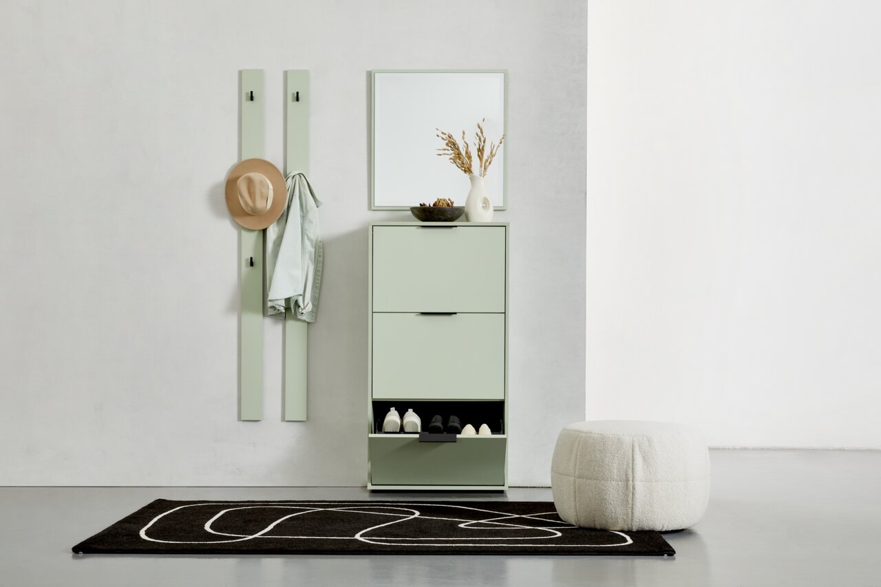 Hom´in Set lange garderobepanelen JOLLY Moderne hal met mintgroene schoenenrek, spiegel en garderobepaneel, van voren gefotografeerd.
