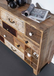 Rustikales Sideboard aus Holz mit verschiedenen Schubladen und dekorativen Elementen, seitliche Perspektive.