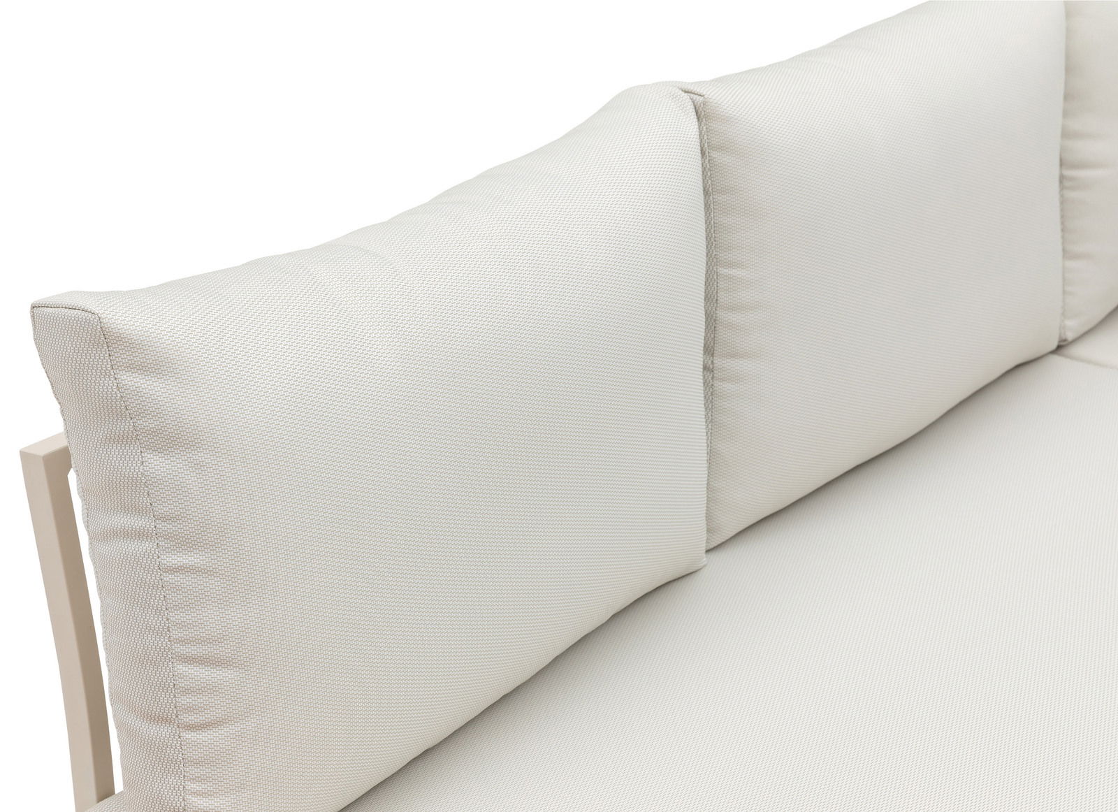 Nahaufnahme einer beigen Gartenlounge mit weichen Kissen, seitliche Perspektive