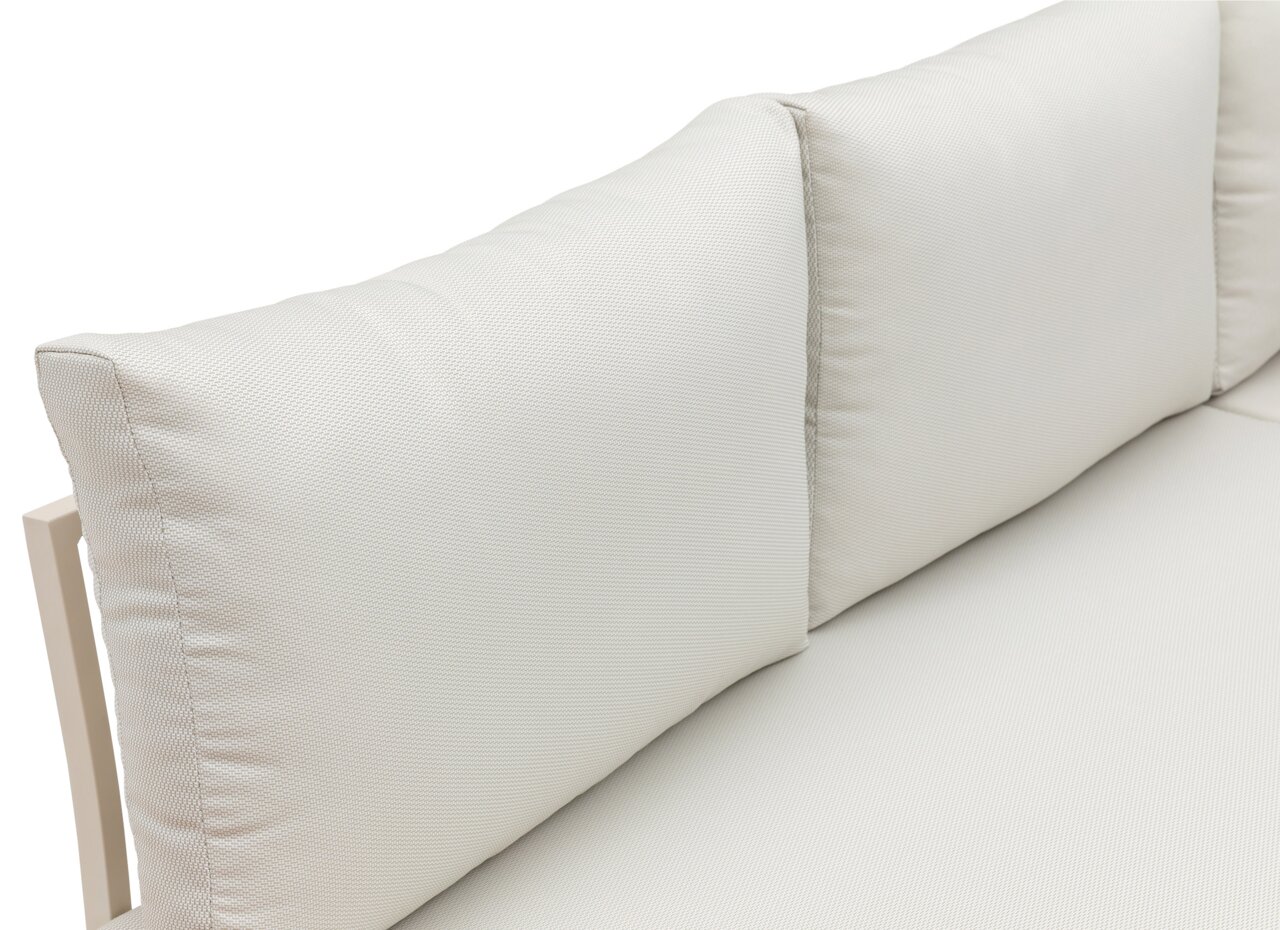 Nahaufnahme einer beigen Gartenlounge mit weichen Kissen, seitliche Perspektive