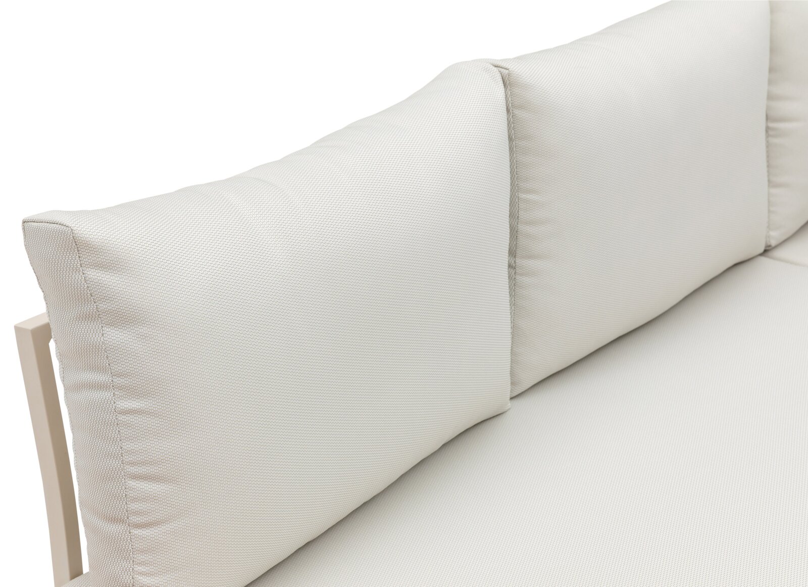 Nahaufnahme einer beigen Gartenlounge mit weichen Kissen, seitliche Perspektive