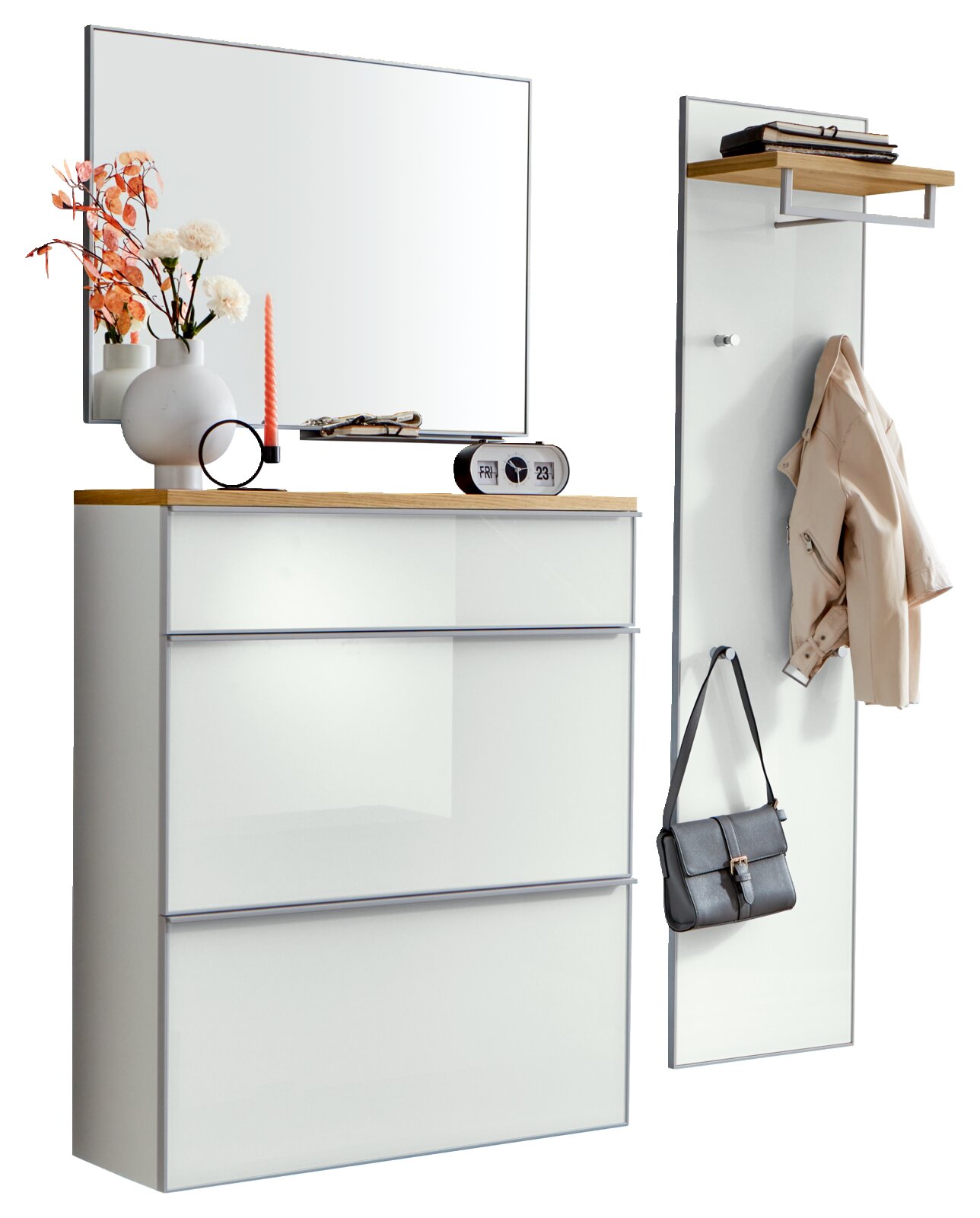 Modernes Flur-Set mit weißer Schuhkommode und Holzablage, großem Wandspiegel sowie Garderobenpaneel mit Haken und Ablage, freigestellt; Perspektive: leicht schräg von vorn.