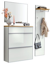 Modernes Flur-Set mit weißer Schuhkommode und Holzablage, großem Wandspiegel sowie Garderobenpaneel mit Haken und Ablage, freigestellt; Perspektive: leicht schräg von vorn.