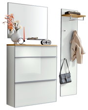 Moderne halinrichting met een witte schoenenkast en een houten plank, een grote wandspiegel en een kapstokpaneel met haken en een plank, vrijstaand; perspectief: licht schuin van voren.