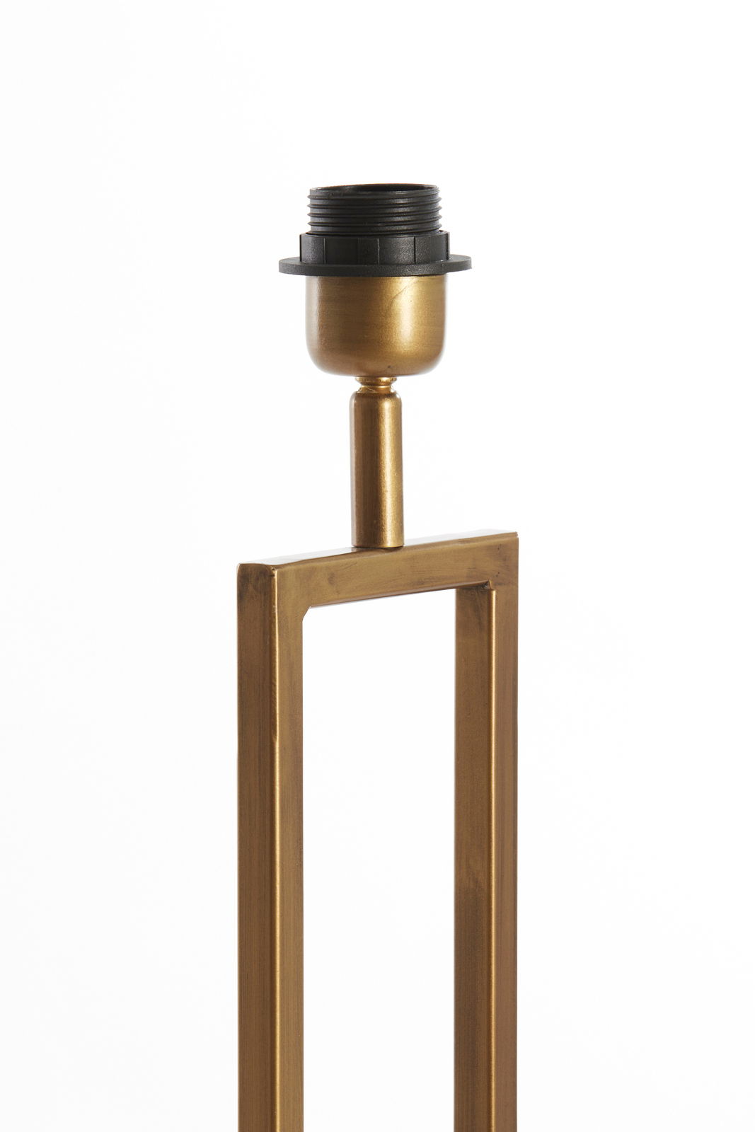 Nahaufnahme eines goldenen Lampenfußes der Light&Living Leuchte SHIVA mit rechteckigem Rahmen und schwarzer Fassung, seitliche Perspektive.