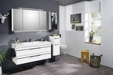 Moderne Badkombination mit weißem Waschtisch, Spiegel und Schrank, seitliche Perspektive