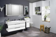 Moderne Badkombination mit weißem Waschtisch, Spiegel und Schrank, seitliche Perspektive