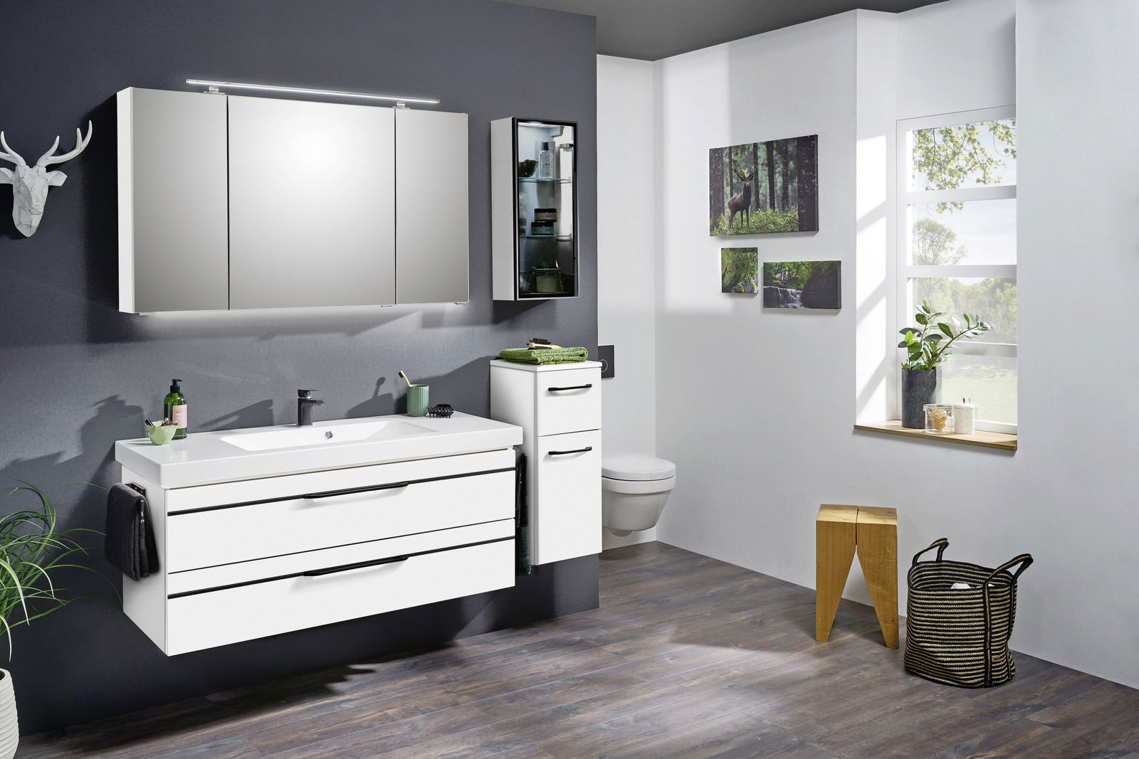 Sadena Badkombination BERN Moderne Badkombination mit weißem Waschtisch, Spiegel und Schrank, seitliche Perspektive