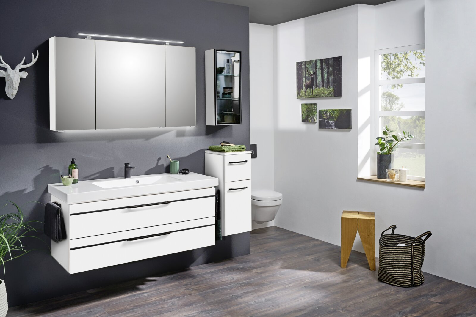 Sadena Badkombination BERN Moderne Badkombination mit weißem Waschtisch, Spiegel und Schrank, seitliche Perspektive