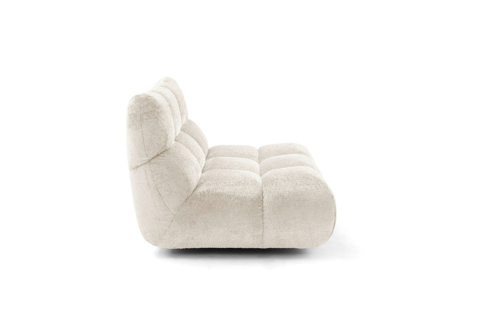 Seitenansicht eines modernen, cremefarbenen 1,5-Sitzers Sofas ohne Armlehnen mit weicher Polsterung.