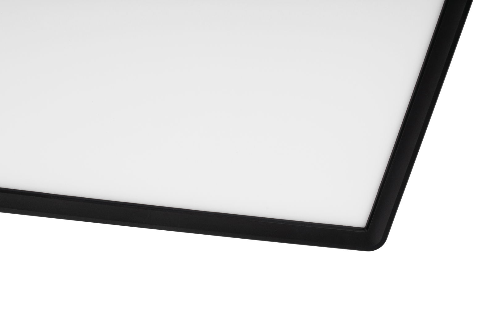 Nahaufnahme einer LED-Deckenleuchte mit schwarzem Rahmen aus der Seitenperspektive.