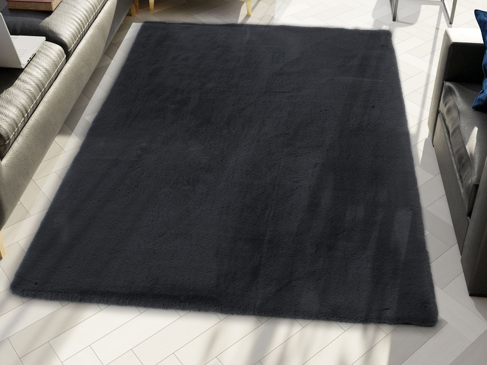 Schwarzer Fellteppich in einem modernen Wohnzimmer, von oben betrachtet, auf hellem Holzboden liegend.