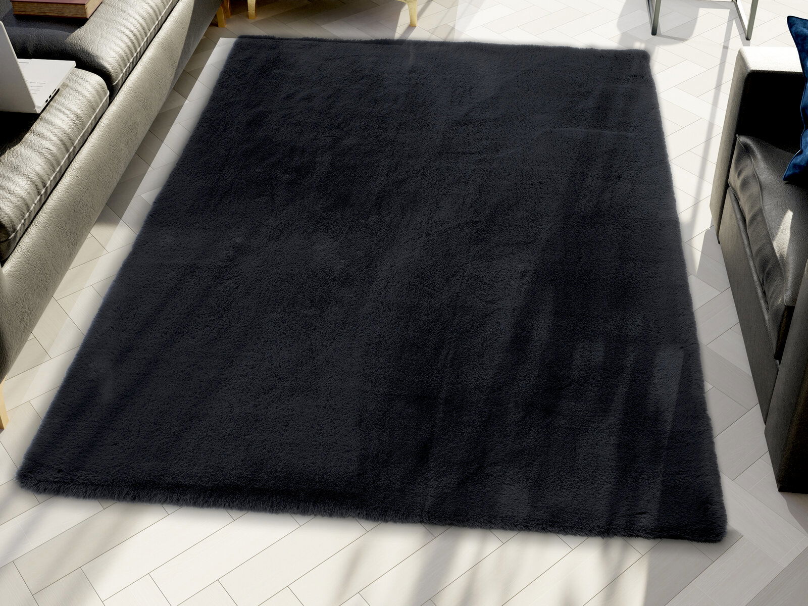 Schwarzer Fellteppich in einem modernen Wohnzimmer, von oben betrachtet, auf hellem Holzboden liegend.