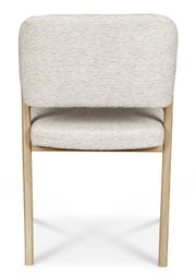 Achterkant van een fauteuil met een lichte stoffen bekleding en houten poten