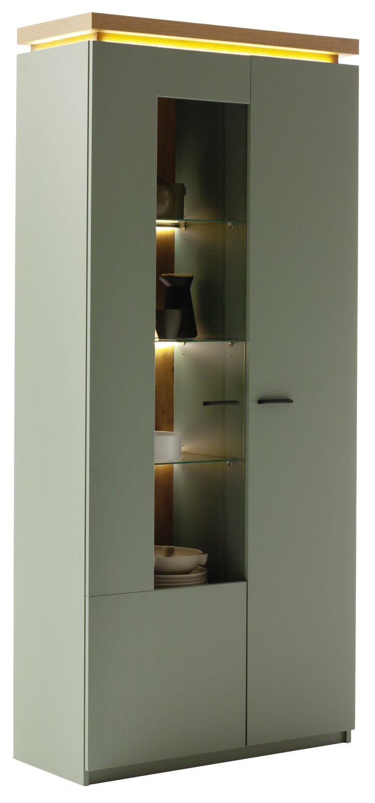 Moderner hoher Vitrinenschrank in mattem Olivgrün mit mittigem Glaseinsatz und LED-Beleuchtung, Holzdeckplatte und schwarzen Griffen, perspektivisch von vorne links fotografiert.