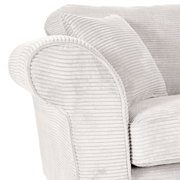 Nahaufnahme eines hellgrauen 2-Sitzer Sofas mit geripptem Stoffbezug und einem Kissen, seitliche Perspektive.