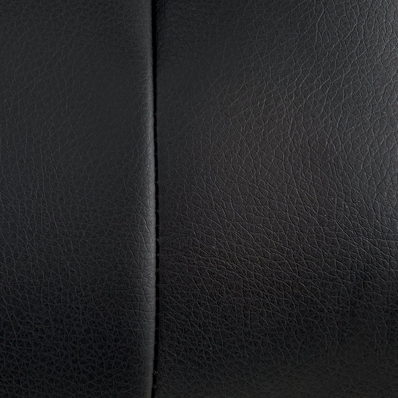 Nahaufnahme der schwarzen Lederoberfläche eines Gamingstuhls mit sichtbarer Naht in der Mitte