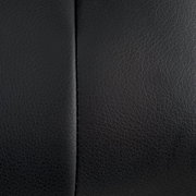 Nahaufnahme der schwarzen Lederoberfläche eines Gamingstuhls mit sichtbarer Naht in der Mitte